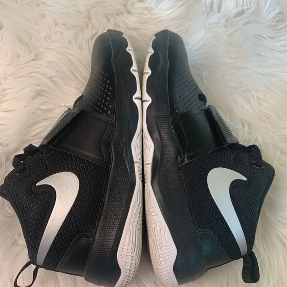 LIKE NEW- Nike Team Hustle Lows 7Y/8.5 Women’s - Picture 4 of 5